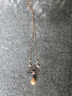 Delicate Art Nouveau Style Gold-Tone Pendant Necklace with Teardrop